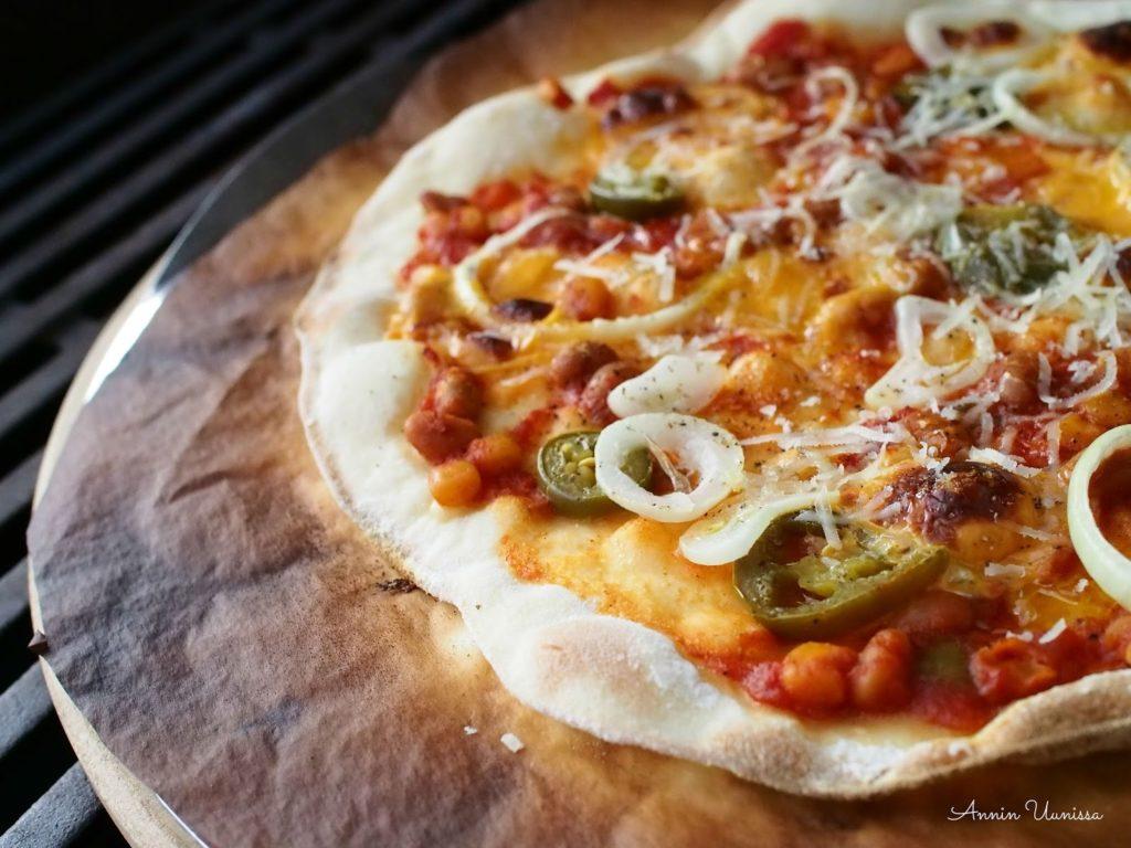 Salsa-Pizzaa Grillistä Pizzakivellä