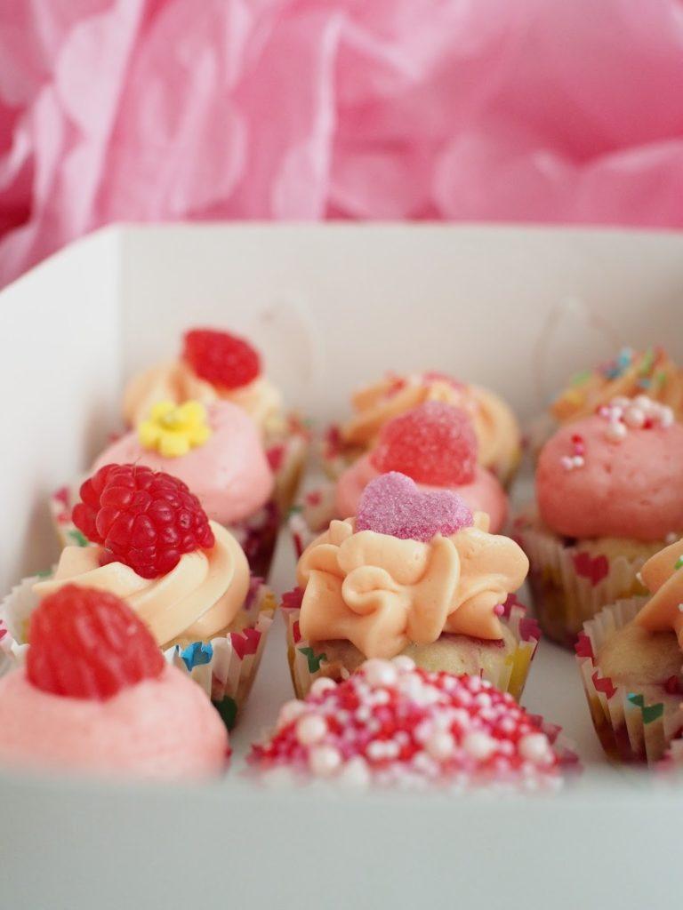Vaahtokarkki-Vadelma Cupcakes