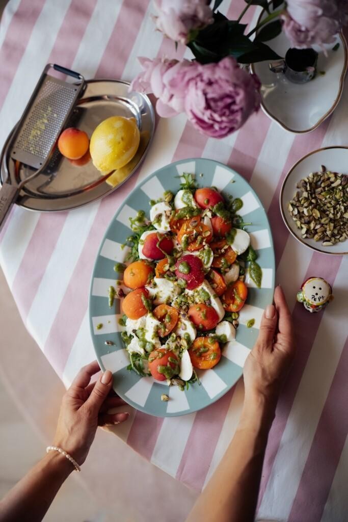 Aprikoosi-Mozzarellasalaatti