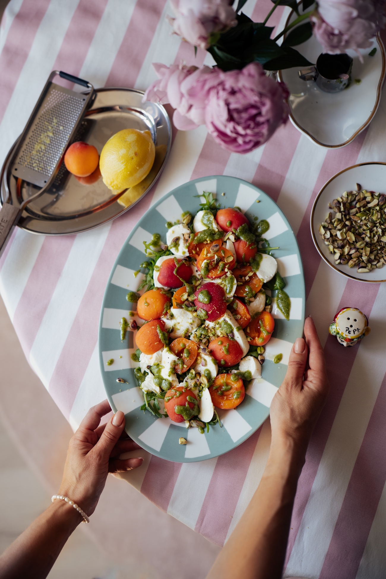 Aprikoosi-Mozzarellasalaatti
