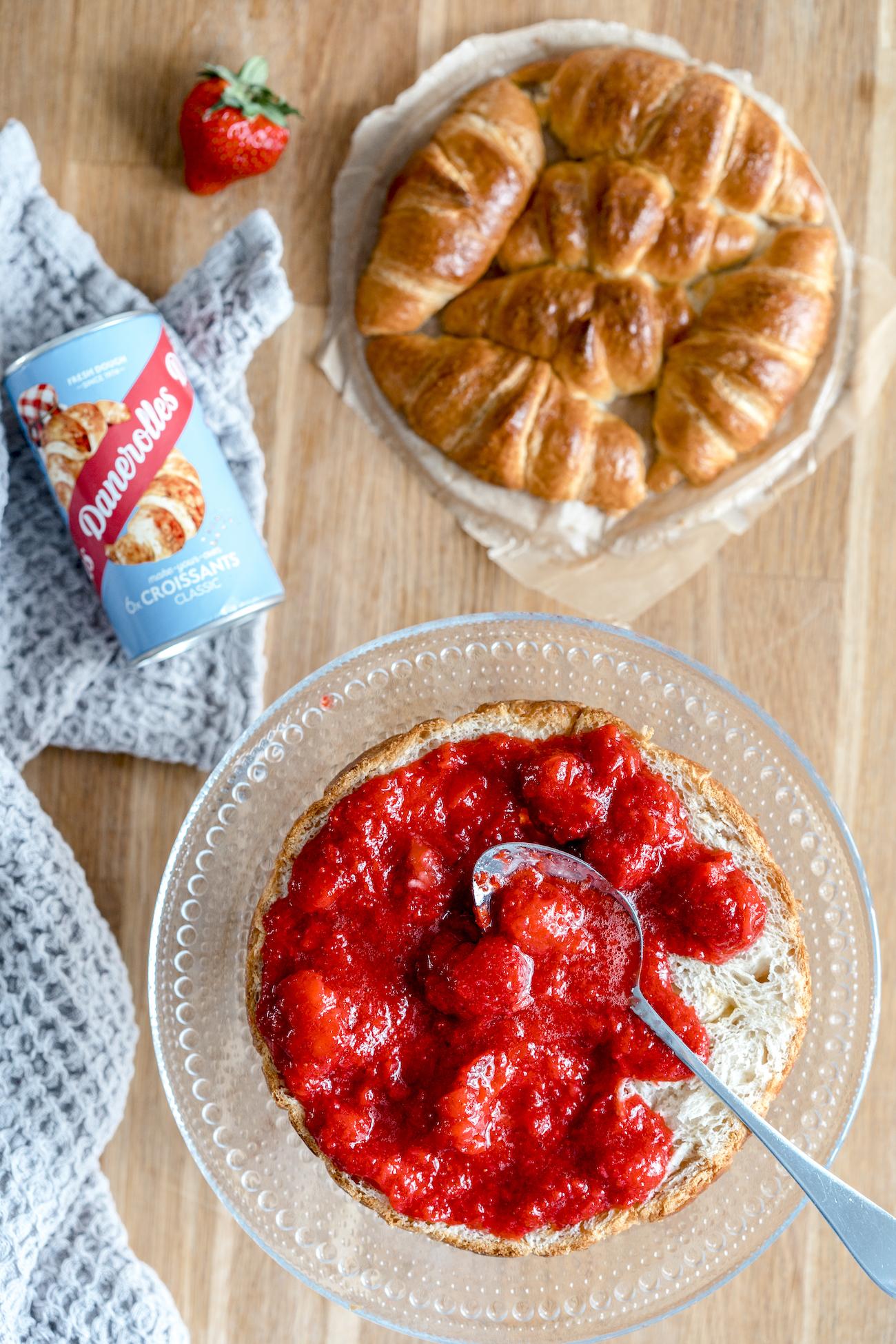 Jäätelöllä täytetty Croissant-kakku