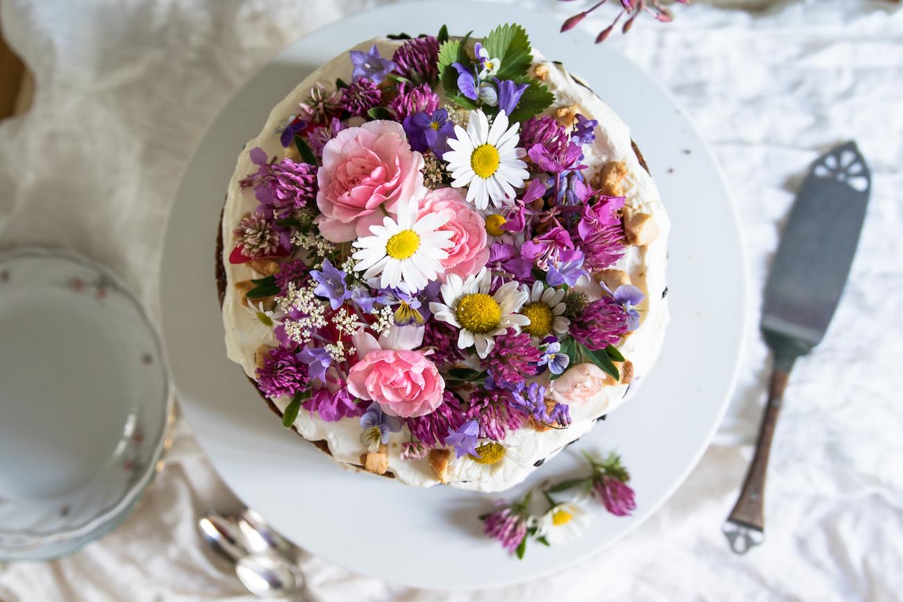Syötävät kukat kakkujen koristelussa