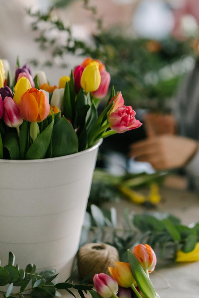 Kukkaterapiaa & Kukkasidontaa tulppaaneilla 