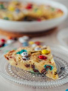 M&M Cookie Pie - Keksipiirakka