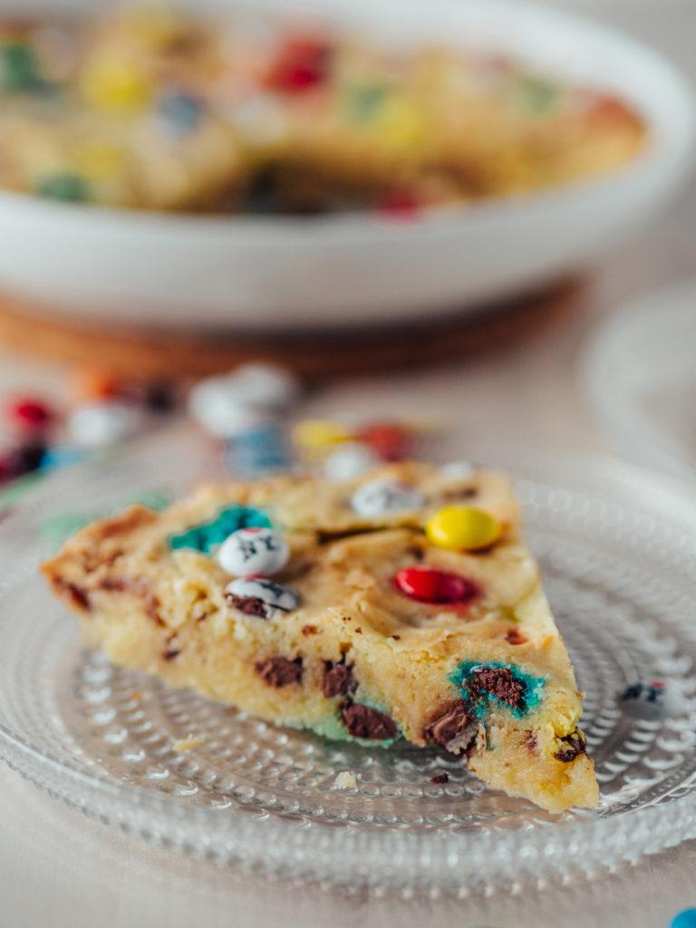 M&M Cookie Pie - Keksipiirakka