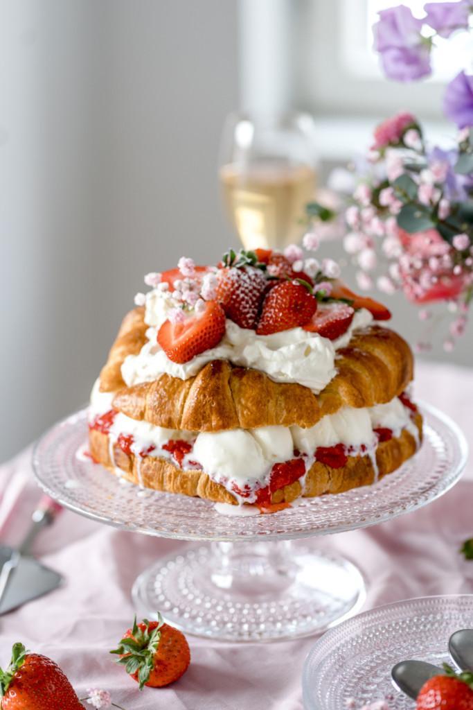 Jäätelöllä täytetty Croissant-kakku