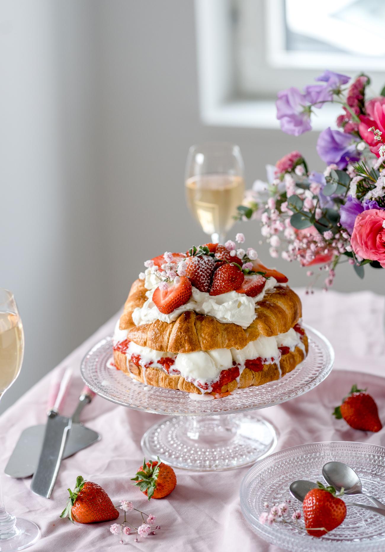 Jäätelöllä täytetty Croissant-kakku