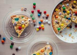 M&M Cookie Pie - Keksipiirakka