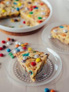 M&M Cookie Pie - Keksipiirakka