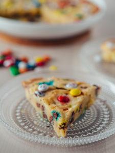 M&M Cookie Pie - Keksipiirakka