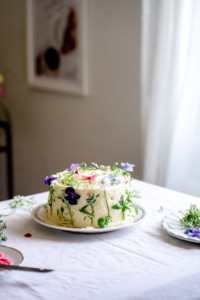 Kukilla koristeltu kakku