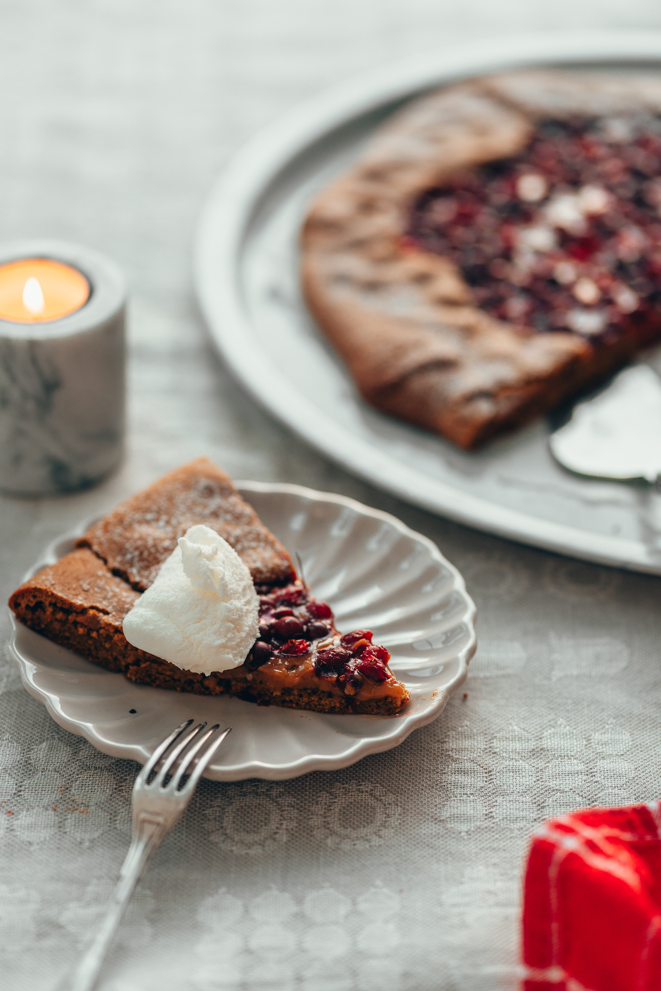 Kinuskinen Karpalo-Piparkakkugalette