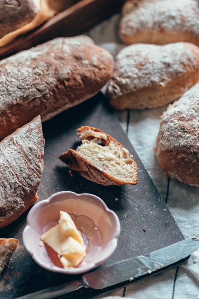 Sämpylöitä ja patonkeja - Helppo leipä ohje