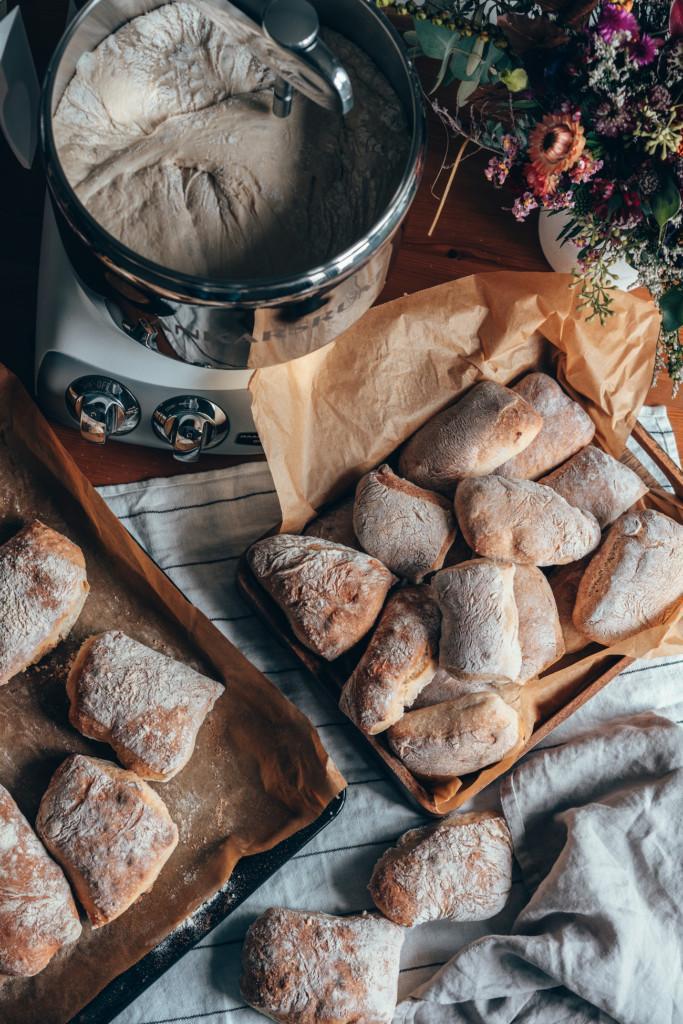 Sämpylöitä ja patonkeja - Helppo leipä ohje