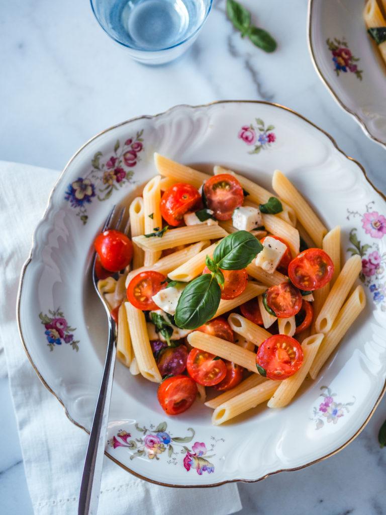 Penne Caprese - Tomaatti-Mozzarellapasta | Annin Uunissa